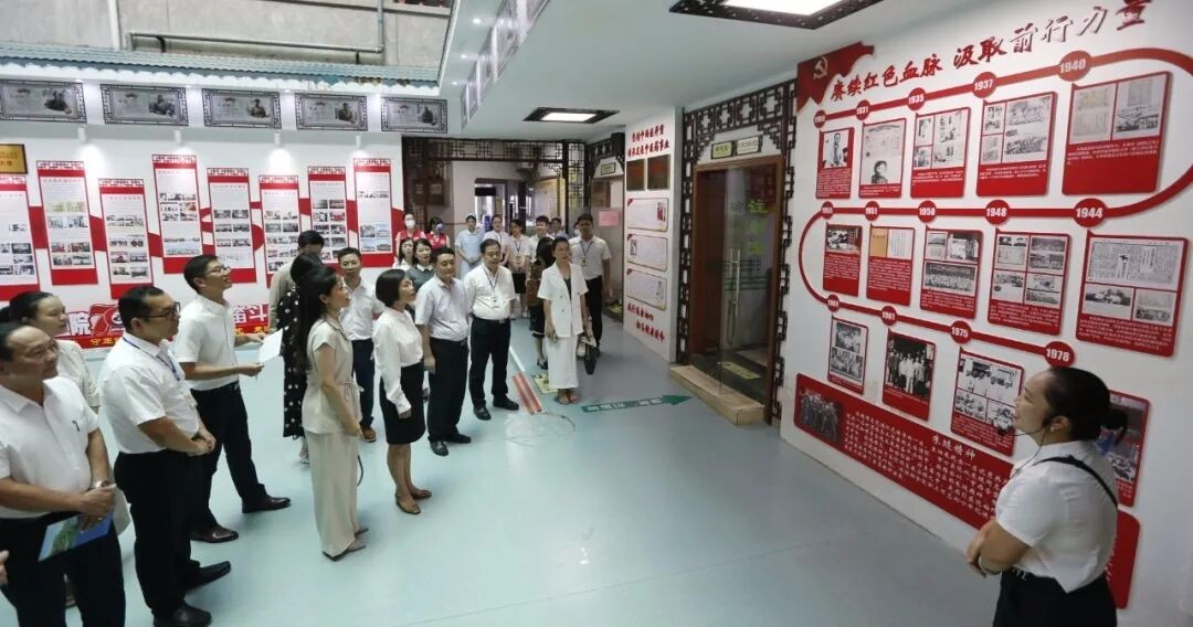 越南海防市高级别公务员代表团到南宁市中西医结合医院参观交流